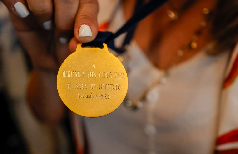 La “Medalla 40 años” se entrega a personal académico y de colaboración que cumple 40 años en la Institución.